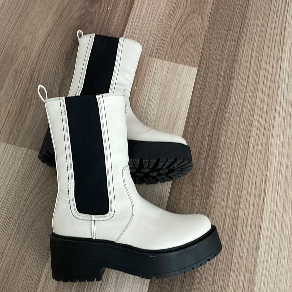 WHITE BOOTS